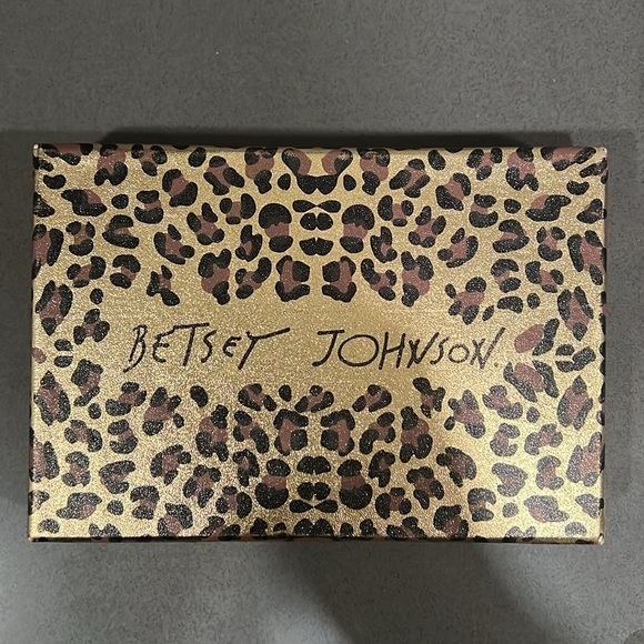 Betsy Johnson Coin Purse - Picture 4 of 4